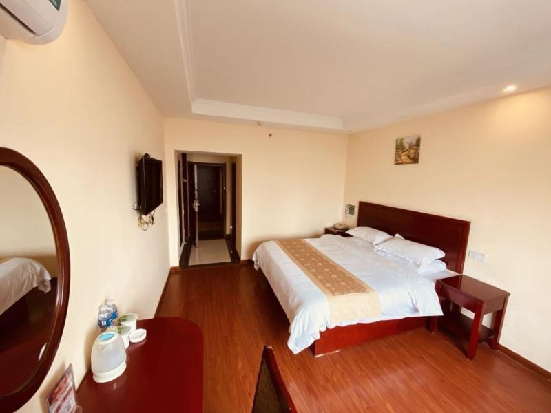 Greentree Inn Huai'An Bus Station Golden Eagle Xinya Huaihai Road Business Hotel מראה חיצוני תמונה